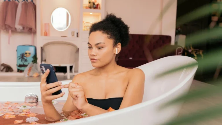 NYT Strands Hints and Answers for December 6, 2023 (Game #643): Navigating the Grid